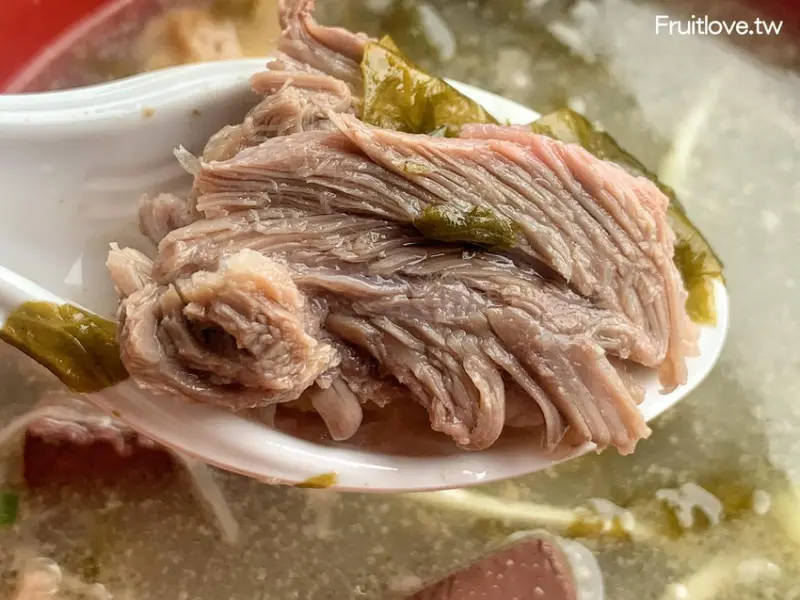 台中美食-骨仔肉湯料多，肉超軟嫩，還有鍋香氣十足的炒麵