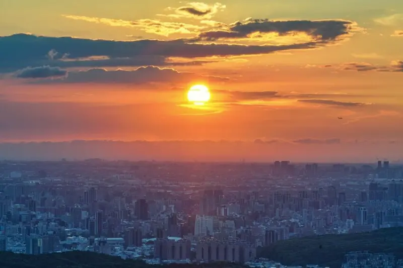 ▲桃園夜景觀賞景點免費拍：大棟山405三角點，看桃園夜景、夕陽的好去處 /小風o 提供、WalkerLand窩客島整理