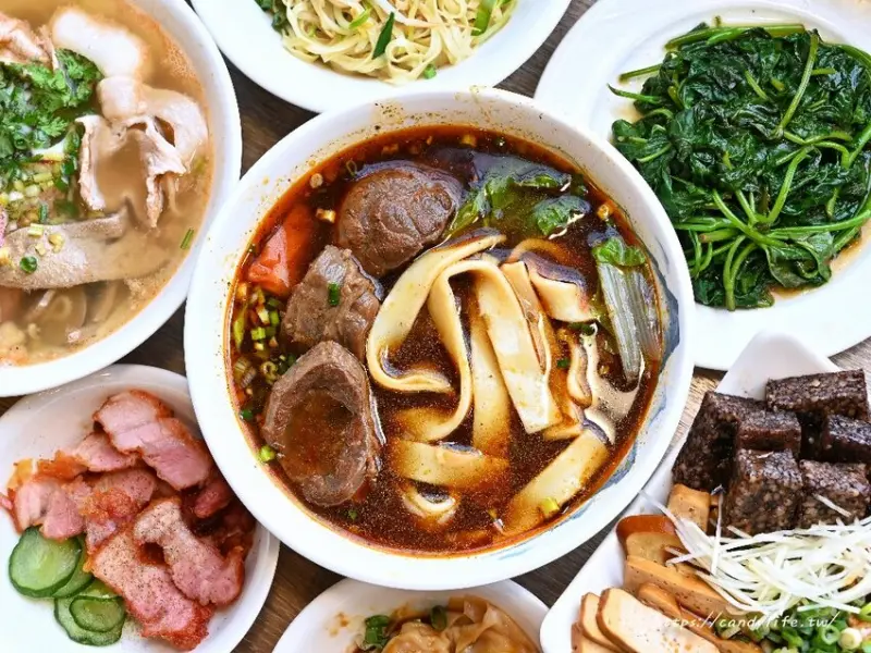 太原麵店｜台中新開文青麵店，牛肉麵是必點招牌，還有超人氣什錦麵，料多到爆！