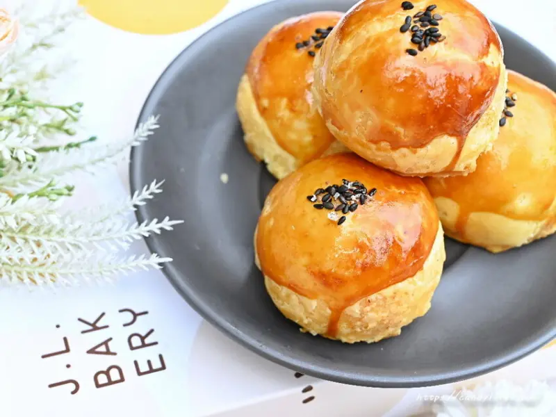 J.L.手作烘焙｜台中隱藏版厲害蛋黃酥，採用自家紅土鹹鴨蛋，低糖製作搭配千層酥皮，香酥不甜膩，中秋節訂單超滿，要買要快！