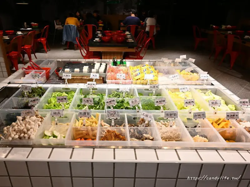 蔬盈市場火鍋｜台中蔬菜自助吧火鍋吃到飽，近50種蔬菜吃到飽，最低只要300元起，大份量肉量只要加價169元起～