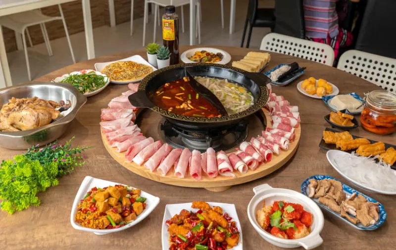 爸爸酸菜白肉鍋太順店|心中TOP1的台中必吃火鍋，巨無霸呼拉圈肉盤鴛鴦鍋，超私密隱藏版2023台中太平美食推薦