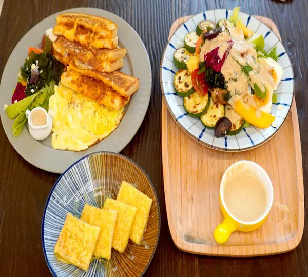 阿飛Brunch｜鄰近台中車站的巷弄早午餐店，森林系裝潢超好拍，自製胡麻醬配沙拉跟熱壓三明治都好吃