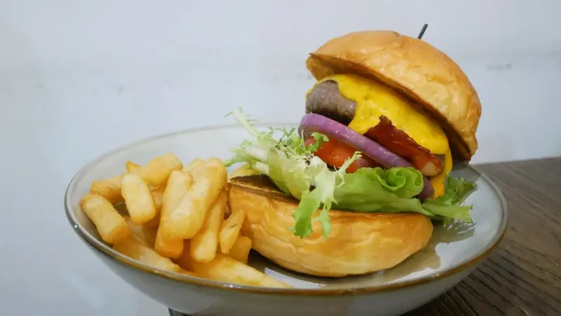 壞鄰居工作室-近尚順育樂世界的寵物友善餐廳，提供漢堡/義大利麵/直火爐燒/披薩/點心/飲品ψ(｀∇´)ψ