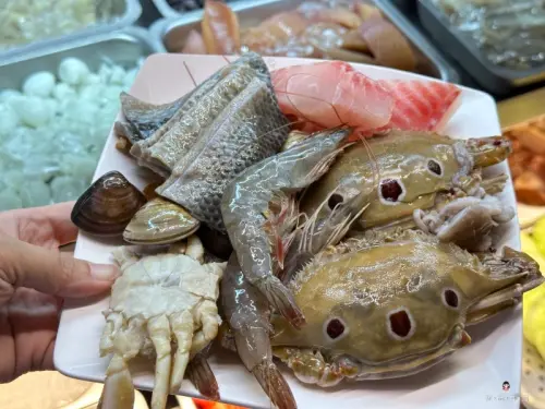 麻辣鴛鴦鍋吃到飽 上百種食材有肉有蝦有蟹海陸通吃 還有滷肥腸、牛肚太犯規 一人可開鍋湯底還不加價！
