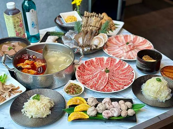 [內湖美食] 騰爐酸菜白肉鍋x麻辣鍋 乳酸菌紅白鴛鴦鍋底 滷鴨血 明星都愛吃！#內湖區西湖站美食 @蛋寶趴趴go