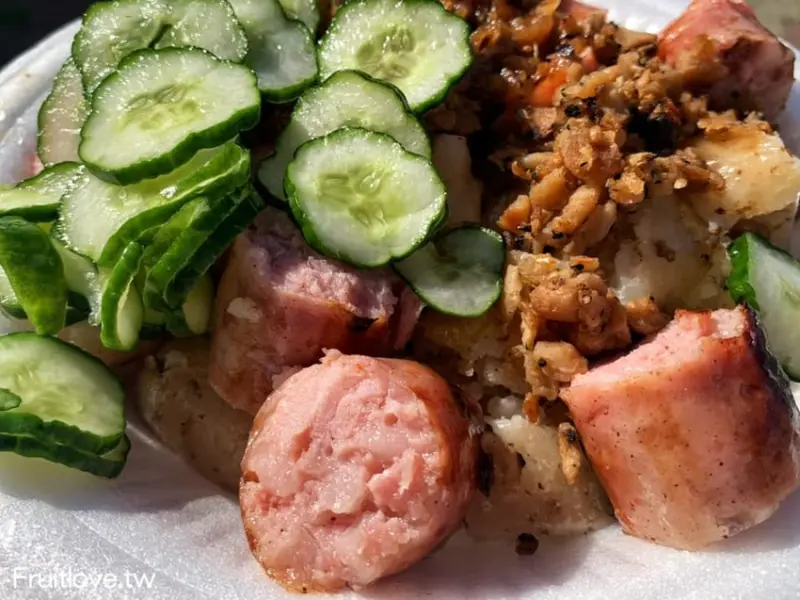 米腸外酥內嫩，香腸鮮嫩多汁，還有免費的湯