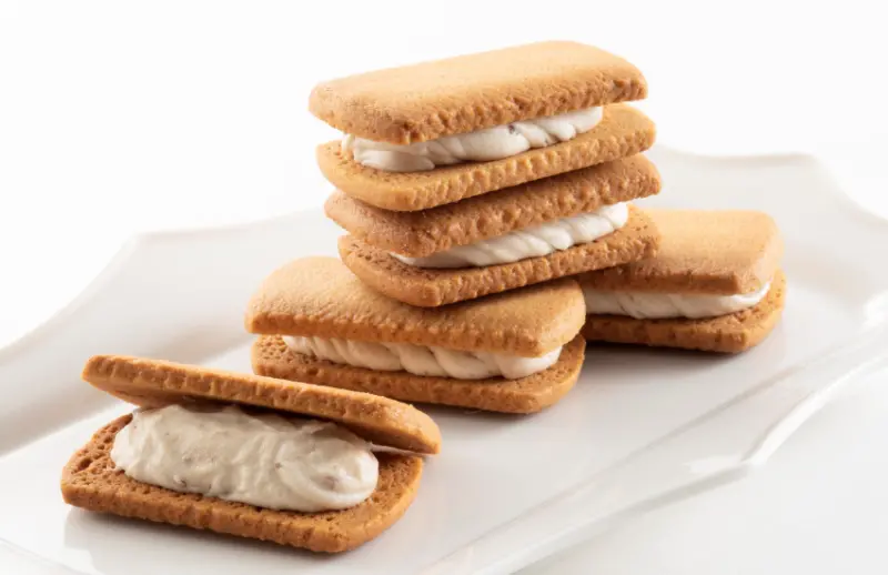 「弘乳舍TOKYO」主打「黑豆奶油夾心餅」及「鹽奶油銅鑼燒」