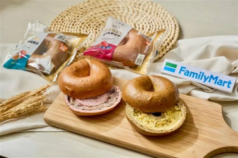全家好丘貝果聯名「雙莓乳酪爆擊貝果、蜜蘋奶酥鐵觀音貝果」 / WalkerLand窩客島整理提供 未經許可不可轉載