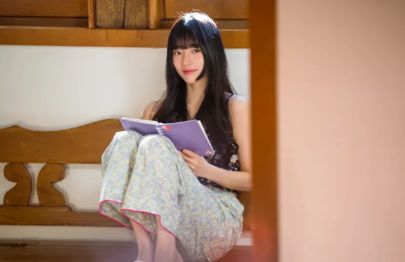 一有不如意的事情就會顯得躁鬱，又或者隨時不安認為遭到偷拍，女神站在上光鮮亮麗，私下其實只是一般人