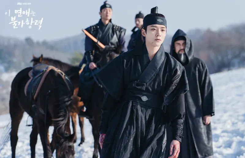 男主角則梳起朝鮮時代的男子髻髮造型