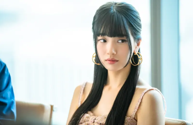 劇中飾演女偶像，華麗的妝容、打歌服，重回當年巔峰顏值