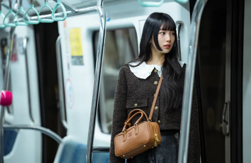 頂著一頭公主切的搶眼髮型，「斗娜」彷彿為她所量身定做的角色