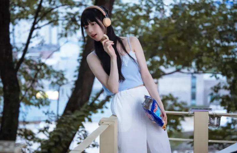 ，秀智飾演的李斗娜藏有一段黑暗的過去，就如一般明星都會罹患的職業後遺症，她站上舞台時會感到恐慌