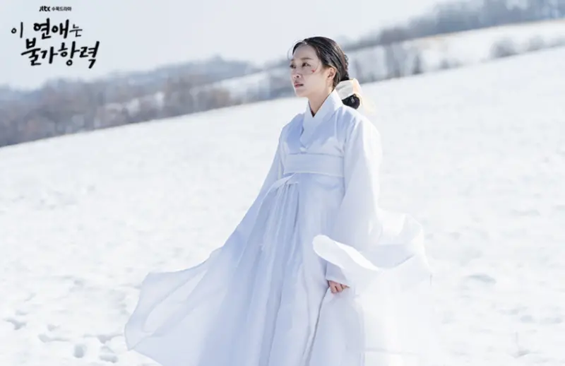 女主角把短髮接長，穿上清新脫俗的絕世美人