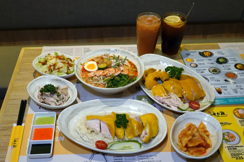 想找內湖站附近能坐下來用餐的餐廳嗎?這家不收服務費的內湖異國美食很物超所值-瑞記海南雞飯成功店