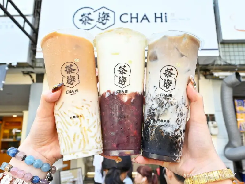 茶海 CHA Hi｜台中最狂仙草饌拿鐵再開店！一次300條手切仙草入杯，料多到爆，喝了會超飽的手搖飲