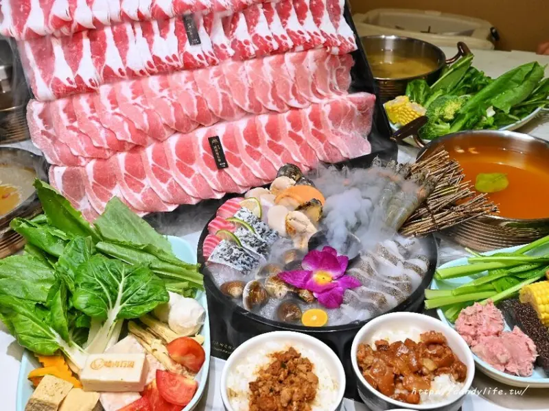嗑肉石鍋｜台中人氣火鍋分店再一間，超狂肉瀑布，蔬食自助吧品項超過60種，還有咖哩飯、打拋豬飯吃到飽