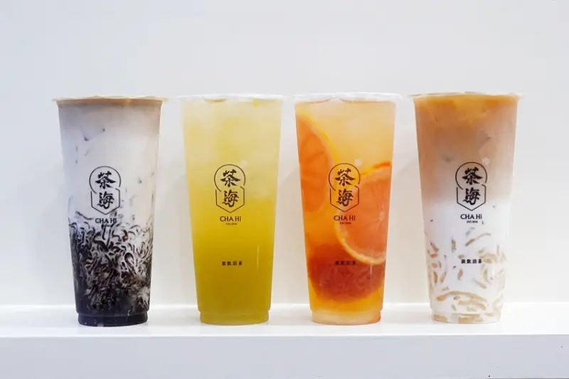 台中飲料品牌新分店，超療癒300條現切仙草絲手抖入杯，滿滿配料好有飽足感～