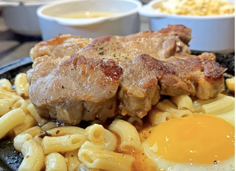 主打100%原肉加麵不加價 排餐120元起可享自助吧吃到飽 還免收服務費！