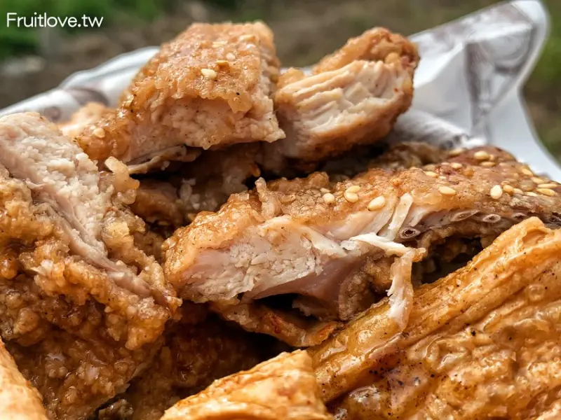 在地美食，雞排多種口味選擇，還有必吃必點的炸豆包