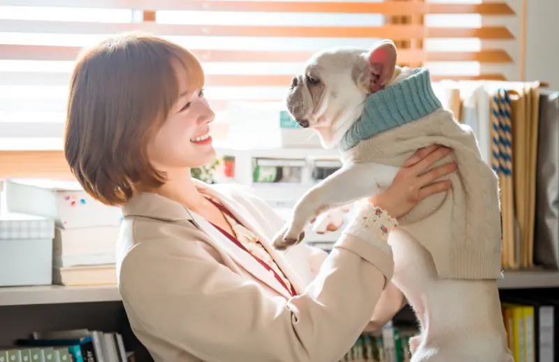 正式開拍時，演員與狗狗演員的互動也有不少插曲