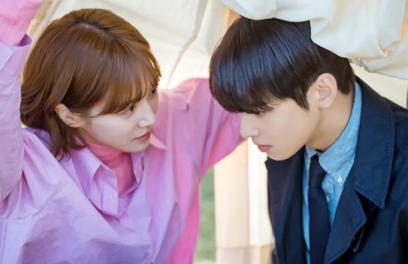 原著裡狗再變回人類時，服裝會自動回到身上，但戲劇裡卻是以裸著身子的方式恢復，不僅較合理也更有現實感