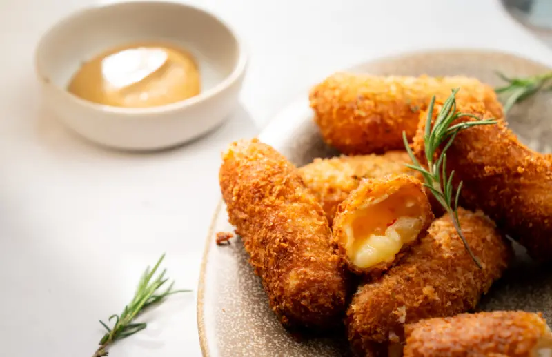 酥炸辣椒乳酪條與塔塔辣醬