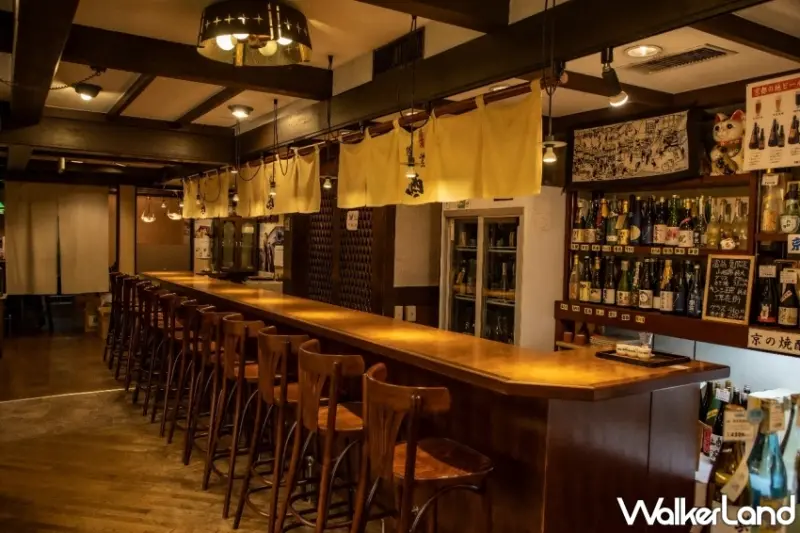 可在店內吧颱品味各種品酒套餐和小食品