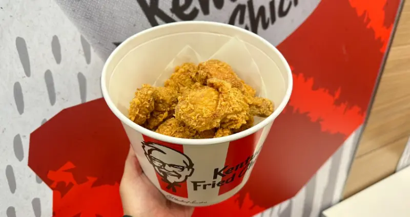 聖誕節當晚，上班族們人手一桶家庭號炸雞