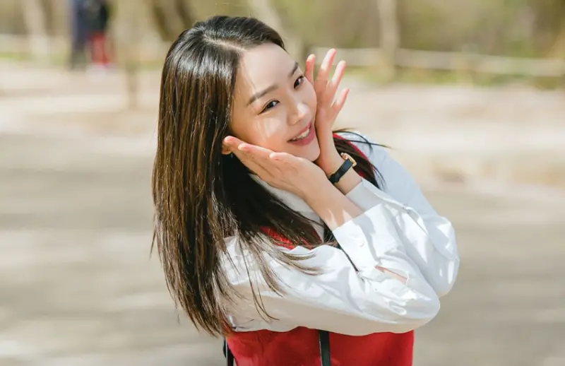 申惠善飾演的大咖級攝影師因遭到醜聞誤解，帶著滿身瘡痍的疲憊身心回到故鄉