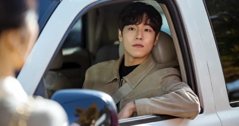 男二李寶謙由李玹雨飾演，臉上總是掛著親切溫暖的笑容，卻不時會露出憂愁、充滿心事的眼神，是位充滿謎團的神秘男子