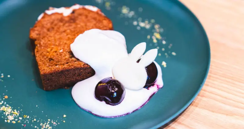 米飛兔造型的白巧克力胡蘿蔔蛋糕、以檸檬風味為基底的乳酪塔