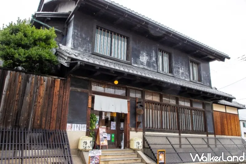 此建築始建於大正時代，原作爲月桂冠公司本部使用，如今改造爲咖啡館兼紀唸品商店