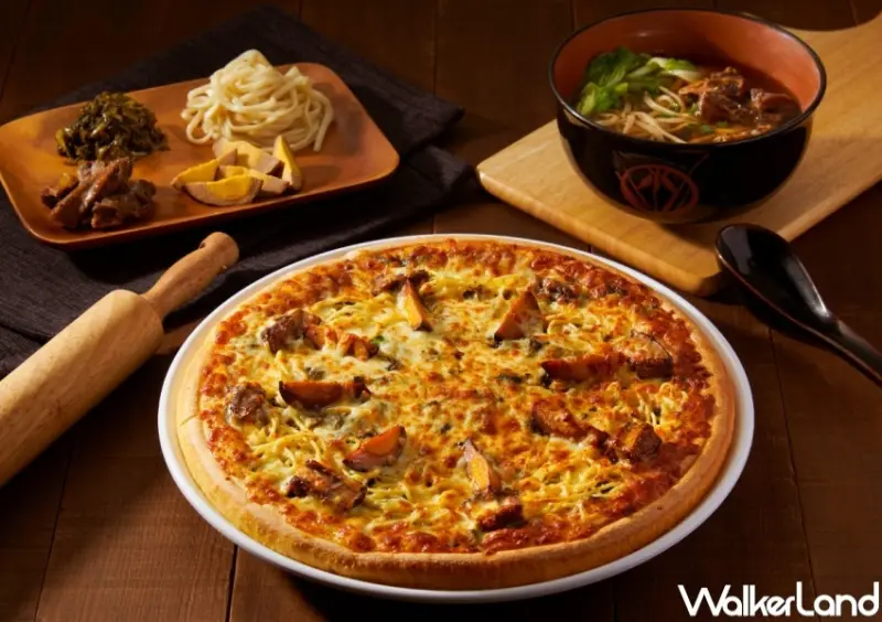 三商巧福X拿坡里 原汁牛肉麵披薩  / WalkerLand窩客島整理提供 未經許可，不得轉載