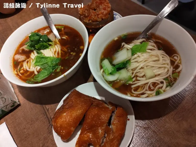 【台北美食】老鄧担担麵，川味麻香酸辣麵 | 超大香酥炸雞腿麵、粉蒸肥腸 | 東門美食 | 永康商圈美食