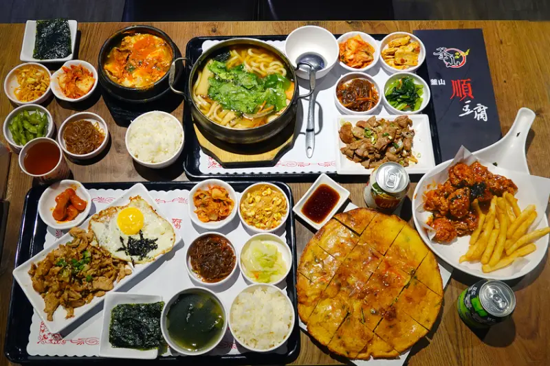 逛新北耶誕城吃什麼?釜山順豆腐板橋店，平價板橋韓國料理聚餐餐廳，板橋府中站韓式料理外送，高CP值府中韓式美食餐廳