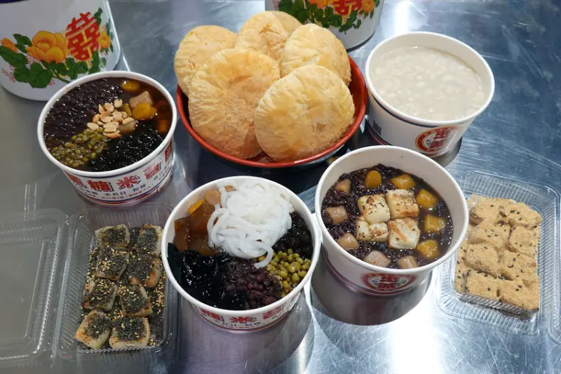 喜歡吃古早味冰品、甜湯嗎?這家樹林火車站附近的忠誠黑糖米苔目冰融合燒肉店工序，黑糖剉冰、紅豆湯、燒仙草好吃又超值