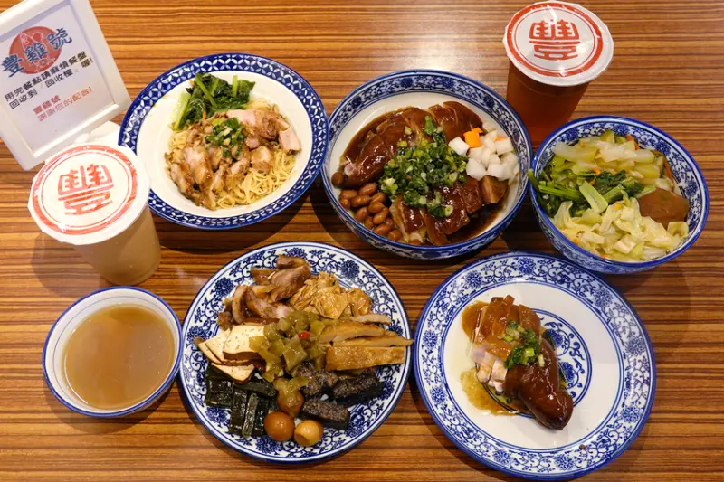 吃飯時間光是想吃什麼就快煩死了嗎?這家豐雞號三重店的港式油雞、撈麵跟廣東滷味超好吃