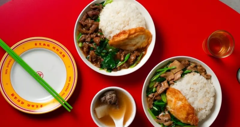 民生輝牛肉鍋新菜單！商業午餐「蔥爆溫體牛肉燴飯、蔥爆牛舌燴飯」半價開吃，打卡限定再送溫體牛肉湯。