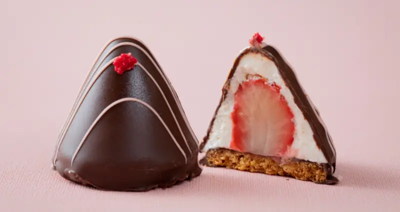 這次登場的新品「草莓生奶油~可可~(いちごシャンティ～cacao～)」嚴選冬季盛產的酸酸甜甜的「新鮮草莓」、ENTRE精心挑選的「巧克力」以及法式「生奶油」，打造療癒感十足的討喜甜點