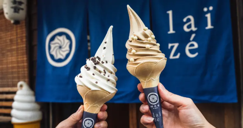 蜷尾家草莓霜淇淋來了！蜷尾家Ｘ巴黎Laïzé強強聯手，3款聯名「夢幻草莓、薰衣草奶茶霜淇淋」領軍開吃。