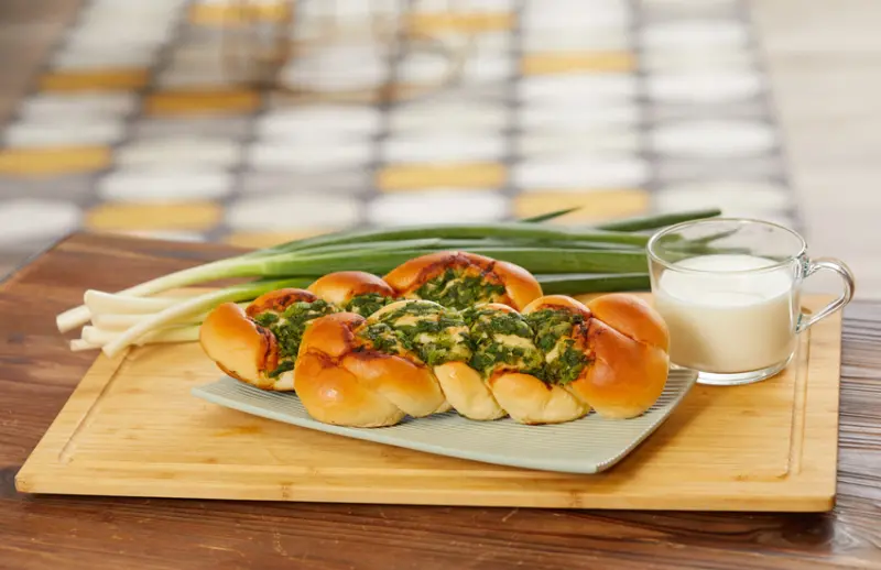 手工編織雙螺旋麵包，加上滿滿蔥花附著在麵包體，非常適合早餐補充元氣