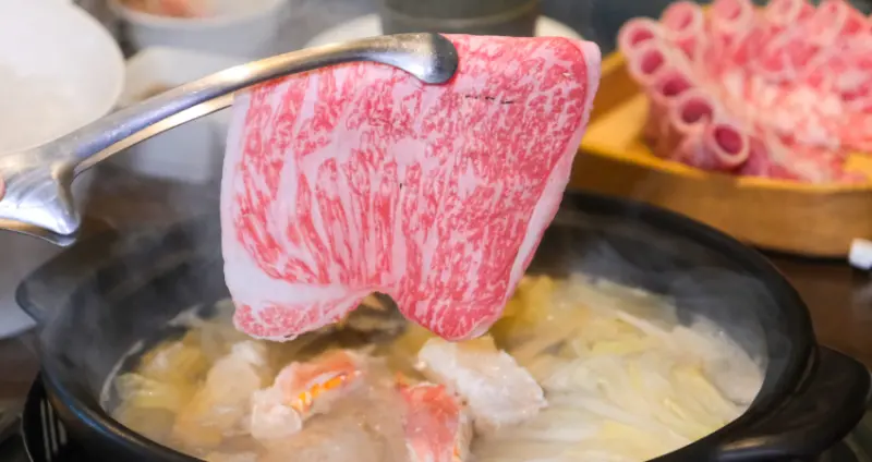 台北火鍋吃到飽「品火鍋」升級了！吃到飽帝王蟹、加碼日本A5和牛無限續，吃三盤就回本火鍋控衝。