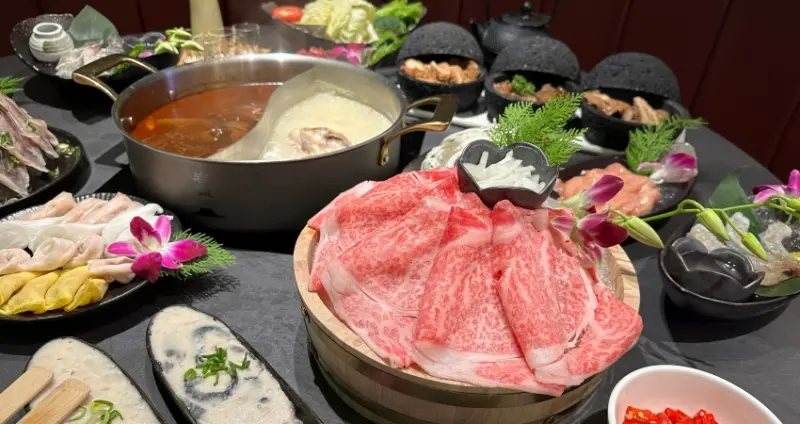 火鍋新開店「岩漿」！微風信義岩漿火鍋12/21正式開幕，遵循古法熬製、中藥淬煉湯頭，鴨血、豆腐無限續加吃到飽。