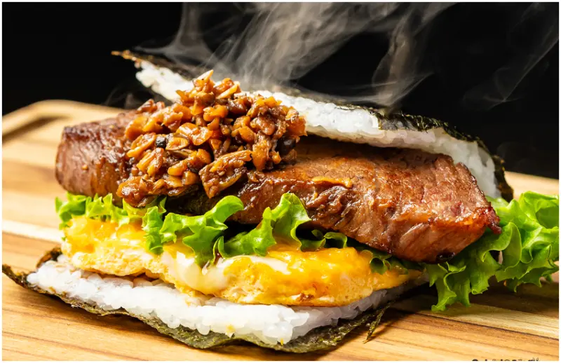 這款是限量供應的限定餐點，名為「武士SAMURAI神戶牛牛排堡」，使用了「神戶牛肩胛牛排」