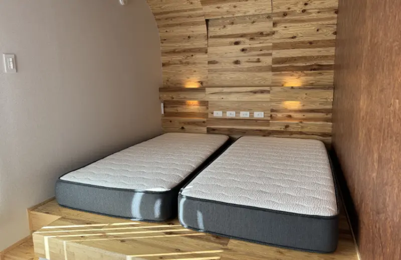 寢具的部分，飯店選用了專為翻身而設計的床墊「NELL」