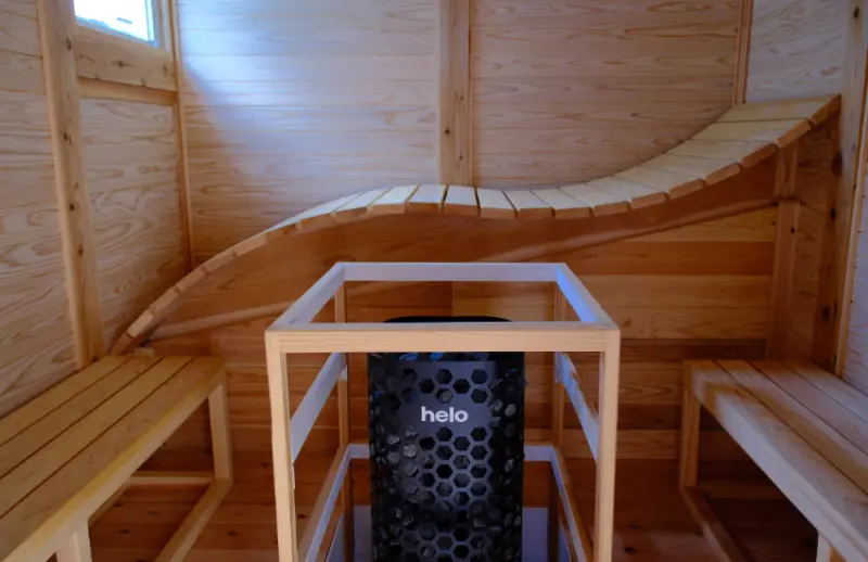 客房裡設有使用富士山玄武岩建造的私人桑拿室