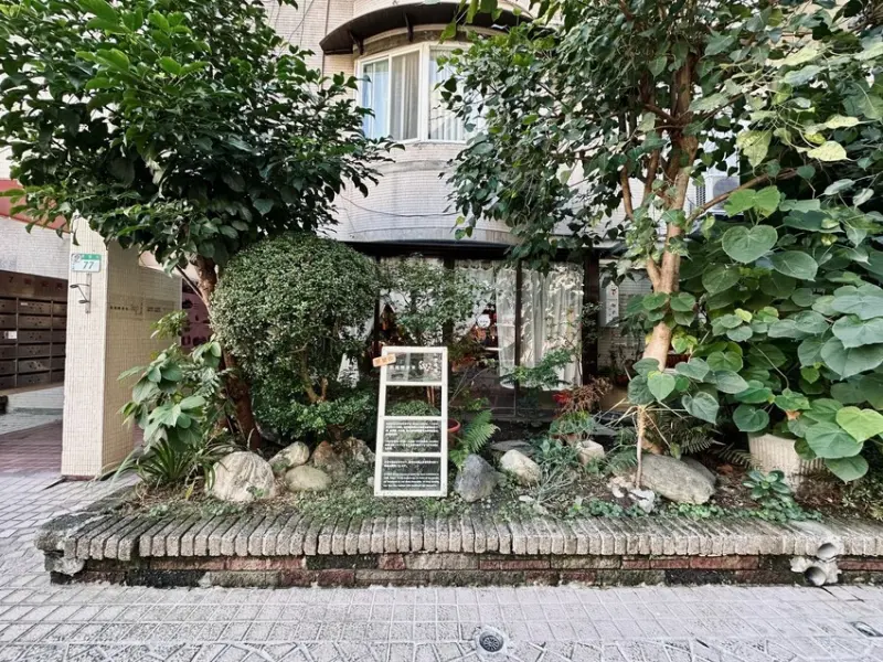 台北市中山區台北。中山︱南京復興站美食推薦：隱藏在興安國宅中的百年老店李亭香少女A ｜秘境喫茶室吃早午餐和下午茶