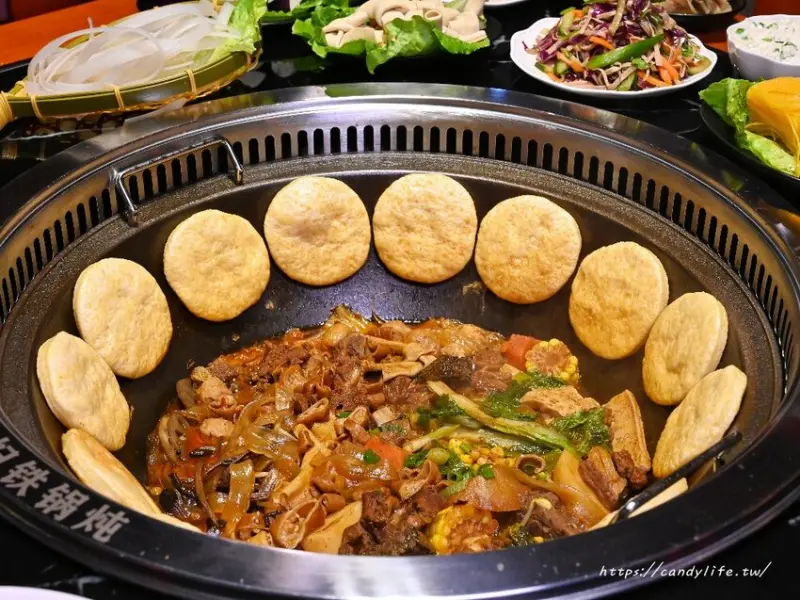 台中市南屯區小媳婦鐵鍋燉｜來自高雄人氣鐵鍋燉，台中首間店在這裡，道地東北鐵鍋燉，還有超好吃的玉米餅！